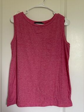 TECrew Heathered Raspberry Pocket Tank Top.
Women size M